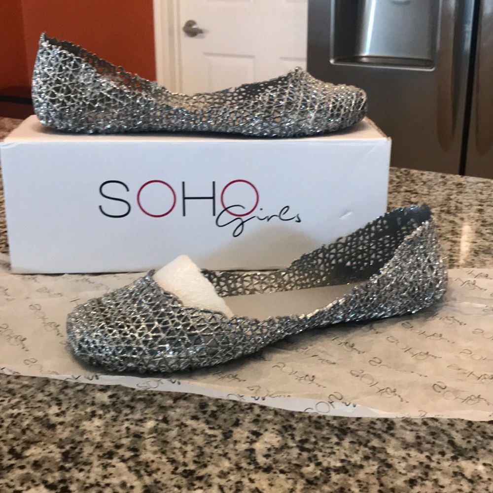 Silver glitter women’s jelly flats. NIB SZ 8
